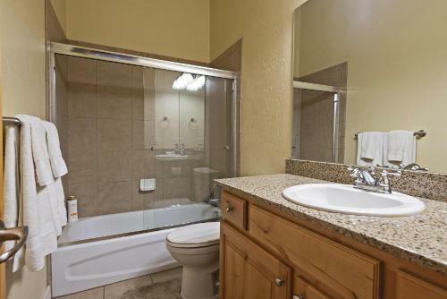 Beautiful Five Bedroom Condo Minutes Away From Everything!