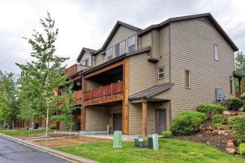 Beautiful Five Bedroom Condo Minutes Away From Everything!