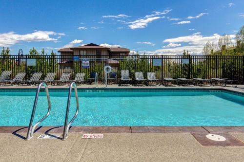 Beautiful Five Bedroom Condo Minutes Away From Everything!