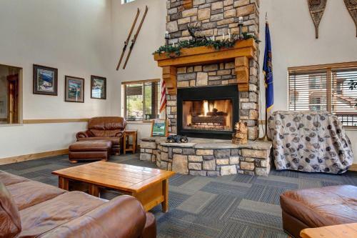 Beautiful Five Bedroom Condo Minutes Away From Everything!