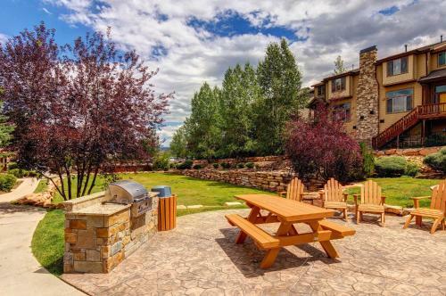Beautiful Five Bedroom Condo Minutes Away From Everything!