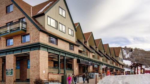 Ski-in Ski-out Buff Studio Home