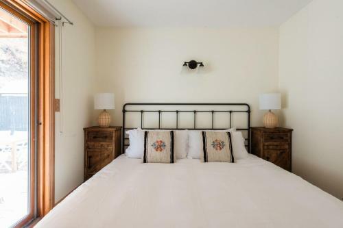 Corduroy - Cute Mountainside Cottage W Rooftop Deck & Views