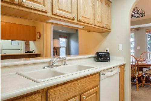 3 Bedroom Short Walk To Ski Gondola