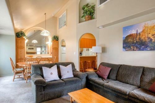 3 Bedroom Short Walk To Ski Gondola