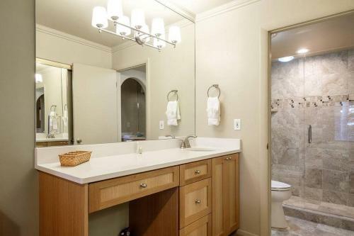 3 Bedroom Short Walk To Ski Gondola