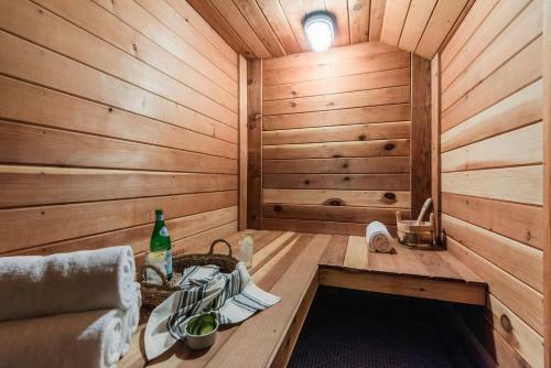 Nightstar - Charming Rustic Cabin W Large Balcony & Sauna