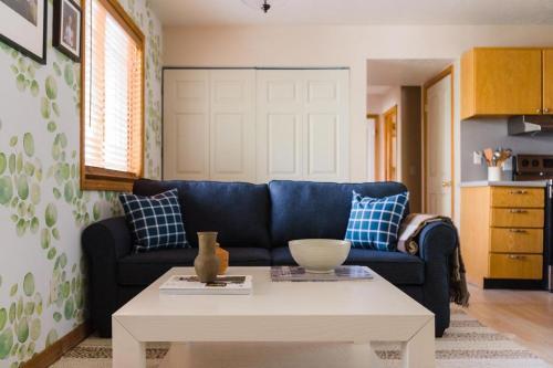 Corduroy Sage - Cozy & Cute Cabin W Deck Sleeps 21!