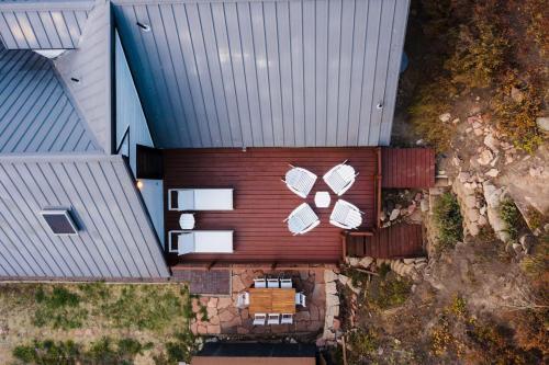 Corduroy Sage - Cozy & Cute Cabin W Deck Sleeps 21!