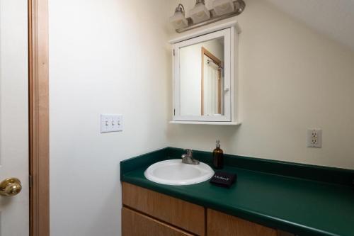 Corduroy Sage - Cozy & Cute Cabin W Deck Sleeps 21!