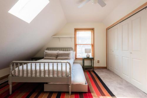 Corduroy Sage - Cozy & Cute Cabin W Deck Sleeps 21!