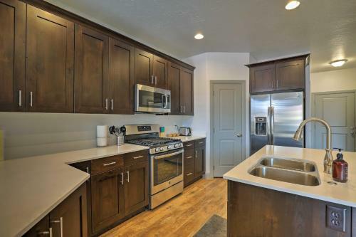 Washington Townhome With Views And Pool Access!