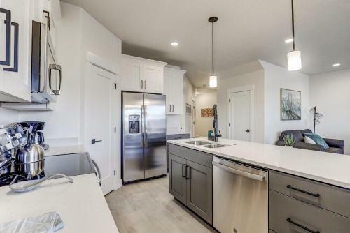 Vida Sol End Unit - Private Hot Tub & Firepit Townhouse