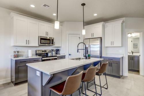 Vida Sol End Unit - Private Hot Tub & Firepit Townhouse