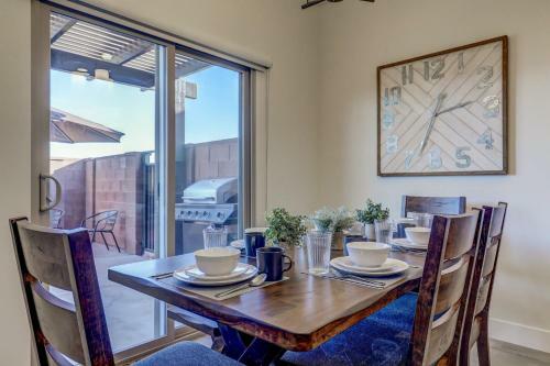 Vida Sol End Unit - Private Hot Tub & Firepit Townhouse