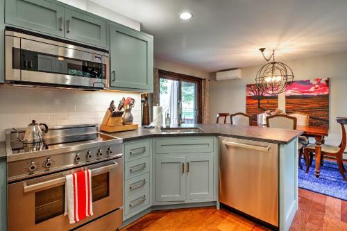 Stowe Townhome With Deck, Mtn Views And Resort Perks!