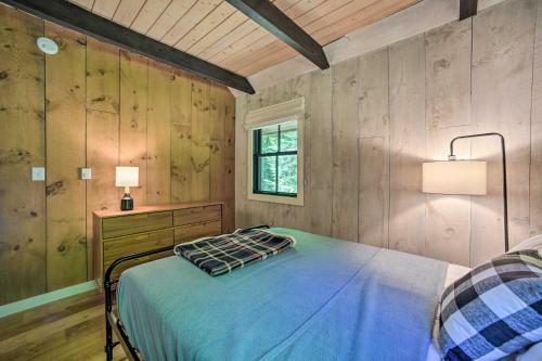 Sleek Cabin With Deck 8mi To Mount Snow And Hikes!