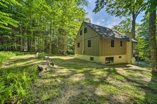 Sleek Cabin With Deck 8mi To Mount Snow And Hikes!