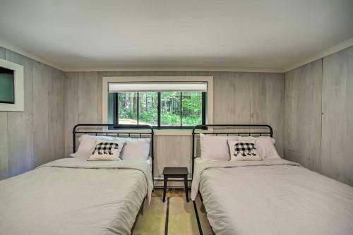 Sleek Cabin With Deck 8mi To Mount Snow And Hikes!