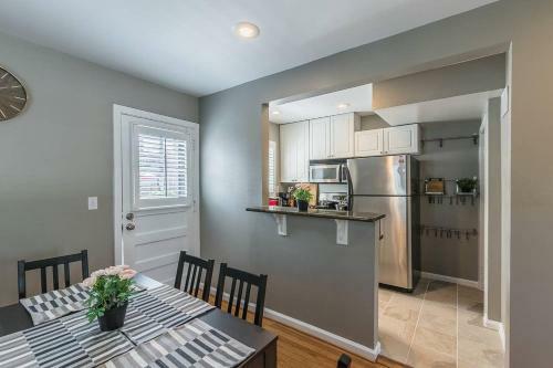 Deluxe 3br 2ba Townhouse With Cozy Backyard