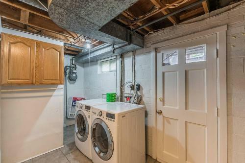 Gorgeous House With Pool Table 1 Block To Metro