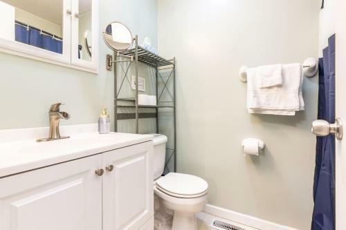 Charming 3br House Cozysuites Pool Table