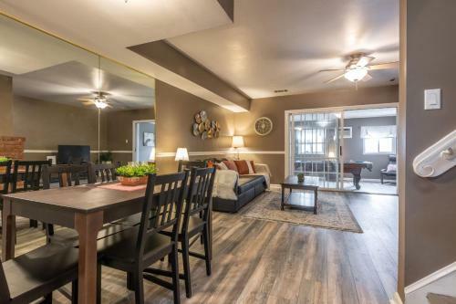 Charming 3br House Cozysuites Pool Table