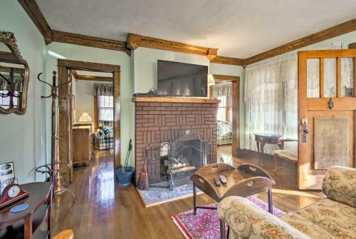 Damascus Home With Fire Pit And Views, Walk To Shops!