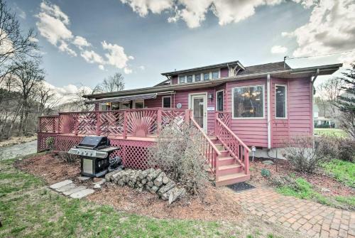 Damascus Home With Fire Pit And Views, Walk To Shops!