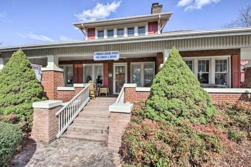 Damascus Home With Fire Pit And Views, Walk To Shops!