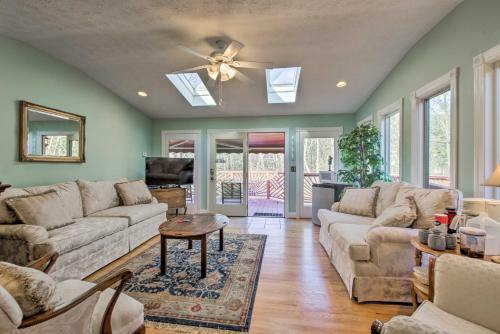 Damascus Home With Fire Pit And Views, Walk To Shops!