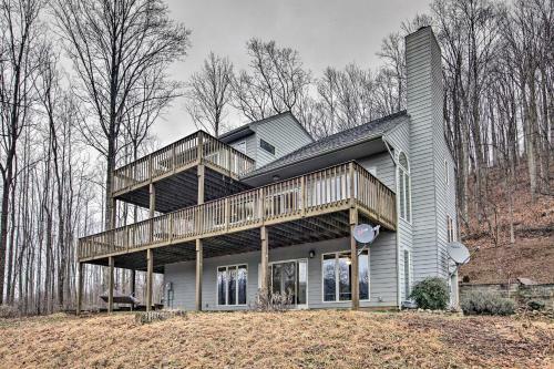 Large Hillside Home With Spacious Deck And Game Room!