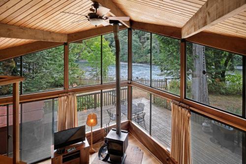 Rustic River Paradise - 1 Bed 2 Bath Vacation Home In Baring