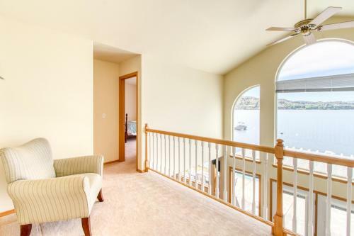 Lakefront Retreat