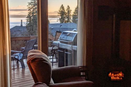 Unique Camano Cabin With Mountain And Water Views