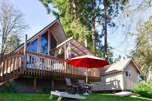Unique Camano Cabin With Mountain And Water Views