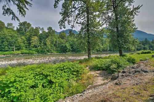 Riverfront Gold Bar Cabin With Deck And Mtn Views!