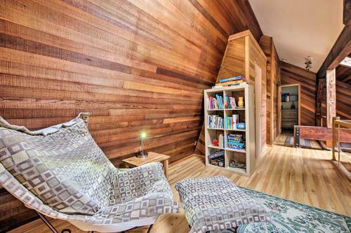 Riverfront Gold Bar Cabin With Deck And Mtn Views!
