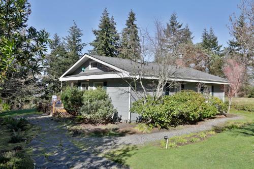 284 Comfy Coastal Cottage