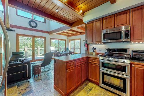 Woodland Hideaway In The Hills