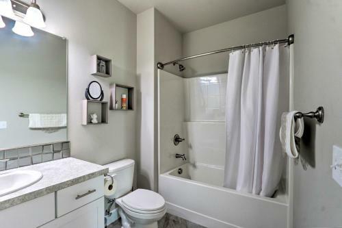 Modern Kennewick Home Near Golfing And Wineries