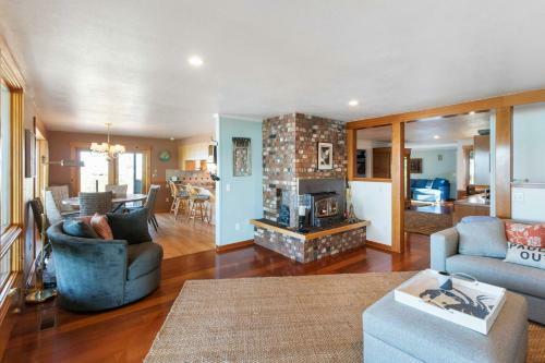 Waterfront Lakebay Home With Beach And Kayaks!