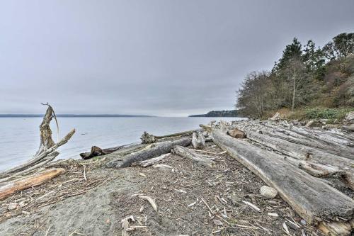 Puget Sound Home With Private Beach Access And Deck