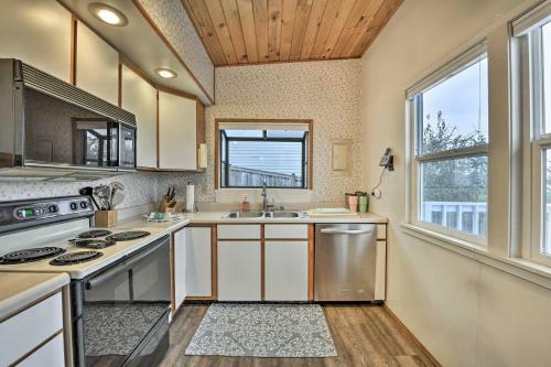 Puget Sound Home With Private Beach Access And Deck