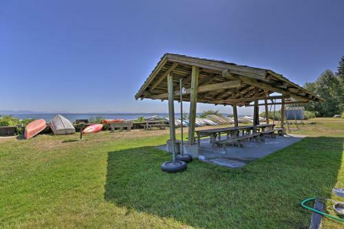 Puget Sound Home With Private Beach Access And Deck