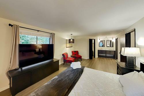 Modern Upgraded Getaway - Office & Game Room Home