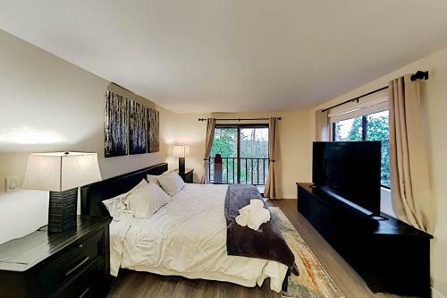 Modern Upgraded Getaway - Office & Game Room Home
