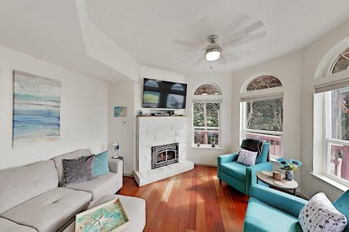 Driftwood Hideaway - Wraparound Deck With Sound View Home