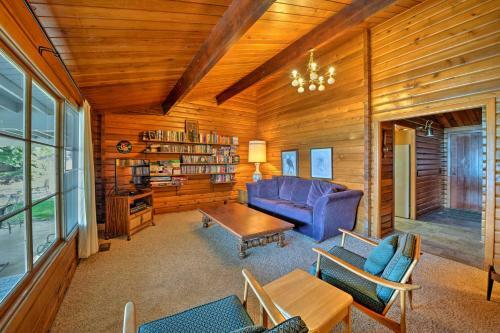 Waterfront Manson Cabin On Lake Chelan With Deck!