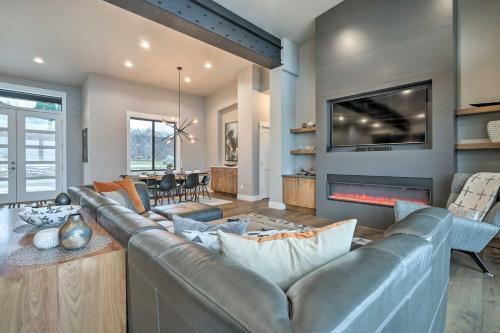 Lavish Lake Chelan Escape With Pool And Panoramic Views